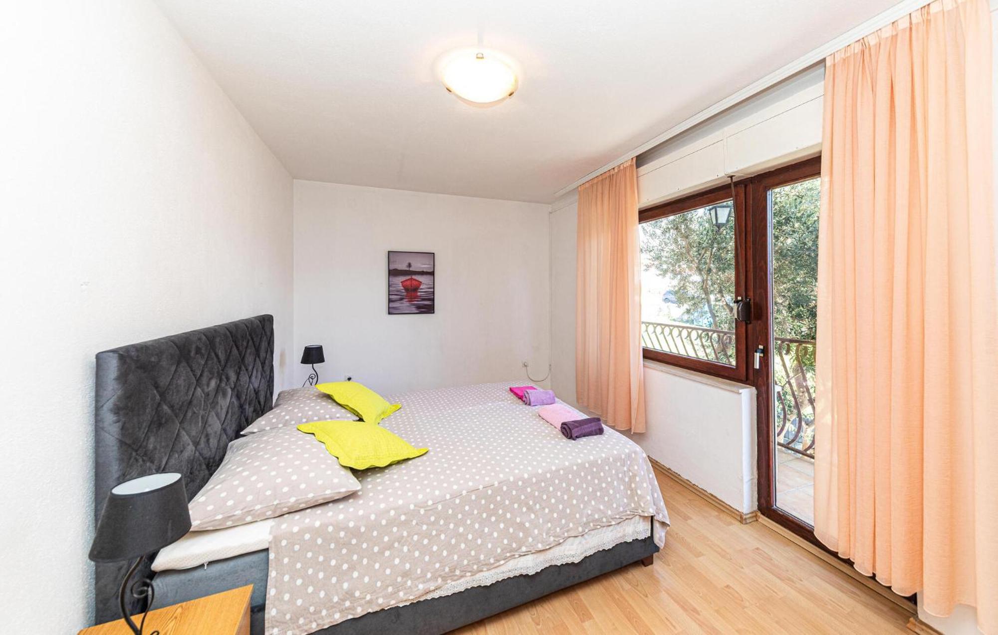 Kaštela 2 Bedroom Cozy Apartment In Kastel Kambelovac מראה חיצוני תמונה